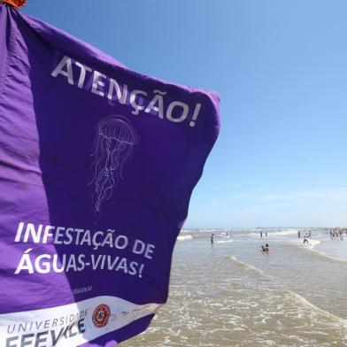  TRAMANDAÍ, RS, BRASIL, 02/01/2019- Infestação de águas-vivas em Tramandaí.(FOTOGRAFO: LAURO ALVES / AGENCIA RBS)<!-- NICAID(13898680) -->