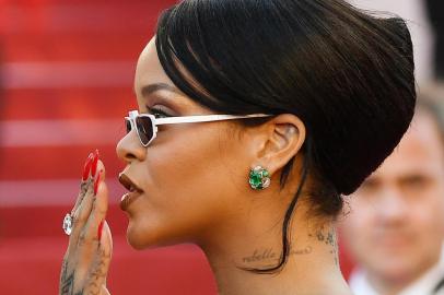  Barbadian singer Rihanna poses as she arrives on May 19, 2017 for the screening of the film Okja at the 70th edition of the Cannes Film Festival in Cannes, southern France.  / AFP PHOTO / Anne-Christine POUJOULATEditoria: ACELocal: CannesIndexador: ANNE-CHRISTINE POUJOULATSecao: cinemaFonte: AFPFotógrafo: STF<!-- NICAID(12922587) -->