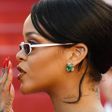  Barbadian singer Rihanna poses as she arrives on May 19, 2017 for the screening of the film Okja at the 70th edition of the Cannes Film Festival in Cannes, southern France.  / AFP PHOTO / Anne-Christine POUJOULATEditoria: ACELocal: CannesIndexador: ANNE-CHRISTINE POUJOULATSecao: cinemaFonte: AFPFotógrafo: STF<!-- NICAID(12922587) -->