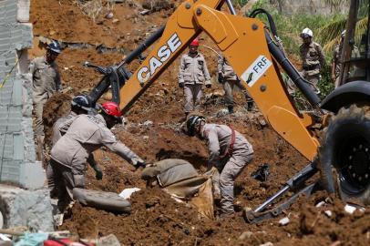 Deslizamento de barragem mata 5 e deixa 3 feridos em Recife (PE)RECIFE, PE, 24.12.2019 ¿ DESLIZAMENTO-PE: Deslizamento de barreira na zona norte de Recife, capital de Pernambuco, deixa cinco mortos e três pessoas feridas. O acidente aconteceu no Córrego do Morcego, no bairro de Dois Unidos, na madrugada desta terça-feira (24). (Foto: Carlos Ezequiel Vannoni/Agência Pixel Press/Folhapress)Local: Recife ;Pernambuco ;Brasil