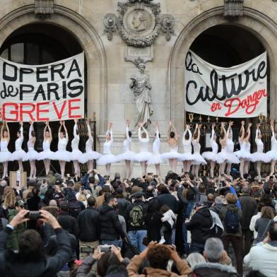 Paris Opera dancers perform in front of the Palais Garnier against the French governments plan to overhaul the countrys retirement system, in Paris, on December 24, 2019. (Photo by ludovic MARIN / AFP)<!-- NICAID(14369193) -->