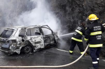 UM CARRO PEGOU FOGO DEPOIS DE BATER CONTRA UM PAREDÃO DE PEDRAS ENTRE AS CIDADES DE FLORES DA CUNHA E ANTÔNIO PRADO