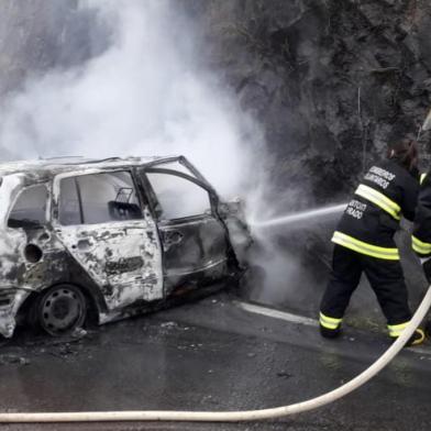 UM CARRO PEGOU FOGO DEPOIS DE BATER CONTRA UM PAREDÃO DE PEDRAS ENTRE AS CIDADES DE FLORES DA CUNHA E ANTÔNIO PRADO