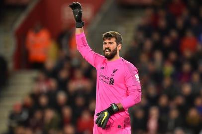  Liverpools Brazilian goalkeeper Alisson Becker gestures during the English Premier League football match between Southampton and Liverpool at St Marys Stadium in Southampton, southern England on April 5, 2019. (Photo by Glyn KIRK / AFP) / RESTRICTED TO EDITORIAL USE. No use with unauthorized audio, video, data, fixture lists, club/league logos or live services. Online in-match use limited to 120 images. An additional 40 images may be used in extra time. No video emulation. Social media in-match use limited to 120 images. An additional 40 images may be used in extra time. No use in betting publications, games or single club/league/player publications. / Editoria: SPOLocal: SouthamptonIndexador: GLYN KIRKSecao: soccerFonte: AFPFotógrafo: STR<!-- NICAID(14099926) -->