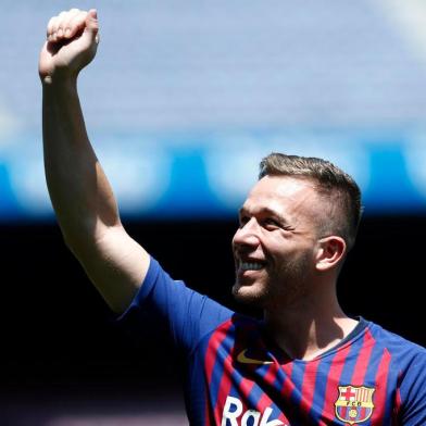  Barcelonas new player Brazilian midfielder Arthur Henrique Ramos de Oliveira Melo waves during his official presentation at the Camp Nou Stadium in Barcelona, on July 12, 2018.Barcelona confirmed the arrival of Brazilian new recruit Arthur from Brazilian outfit Gremio on a 31 million euros ($37 million) deal. The Spanish champions will pay an extra 9 million in bonuses in the six-year deal struck with the Brazilians for the midfielder. / AFP PHOTO / PAU BARRENAEditoria: SPOLocal: BARCELONAIndexador: PAU BARRENASecao: soccerFonte: AFPFotógrafo: STR<!-- NICAID(13644768) -->