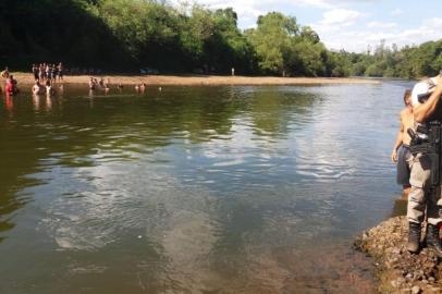  O corpo de um menino de seis anos que desapareceu nas águas do Rio Caí, em São Sebastião do Caí, na tarde desta quarta-feira (25), foi encontrando por mergulhadores dos bombeiros voluntários após 45 minutos de buscas. Conforme os bombeiros, o menino estava com a irmã em um local conhecido como Várzea do Rio Branco, quando submergiu e não foi mais visto, por volta das 14h30min. O corpo estava a cerca de 50 metros de onde ele desapareceu. O local, apesar de ser frequentado por banhistas, não conta com serviço de guarda-vidas. A identidade da criança ainda não foi divulgada. <!-- NICAID(14369528) -->