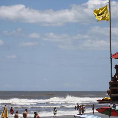  CAPÃO DA CANOA, RS, BRASIL, 22-12-2019: Domingo de início de veraneio na praia de Capão da Canoa, dias antes do natal, marcado por tempo bom e veranistas na praia (FOTO FÉLIX ZUCCO/AGÊNCIA RBS, Editoria SuaVida).<!-- NICAID(14367681) -->