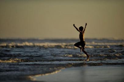  ARROIO DO SAL, RS, BRASIL, 10/12/2019Fim de tarde a praia central da cidade.(Lucas Amorelli/Agência RBS)