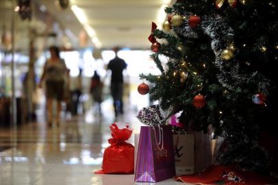  CAXIAS DO SUL, RS, BRASIL, 05/12/2011. Comério de Natal. Caxienses fazem compras para as celebrações de fim de ano.Indexador: Maicon Damasceno                