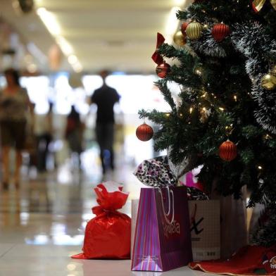  CAXIAS DO SUL, RS, BRASIL, 05/12/2011. Comério de Natal. Caxienses fazem compras para as celebrações de fim de ano.Indexador: Maicon Damasceno                