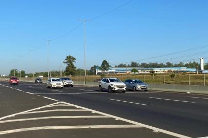 Com previsão de calorão, freeway e BR-101 têm movimento intenso em direção ao litoral<!-- NICAID(14369935) -->