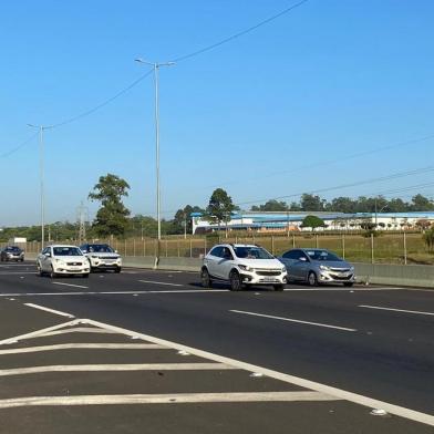 Com previsão de calorão, freeway e BR-101 têm movimento intenso em direção ao litoral<!-- NICAID(14369935) -->