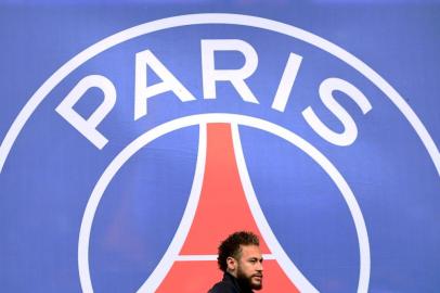 Paris Saint-Germain's Brazilian forward Neymar arrives for the French L1 football match between Paris Saint-Germain (PSG) and Amiens at the Parc des Princes stadium in Paris on December 21, 2019. (Photo by FRANCK FIFE / AFP)