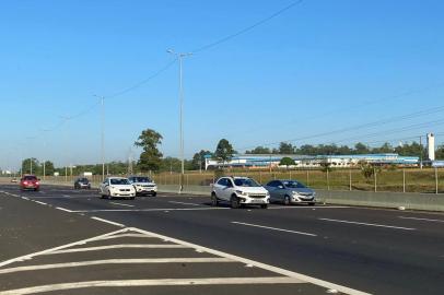 Com previsão de calorão, freeway e BR-101 têm movimento intenso em direção ao litoral