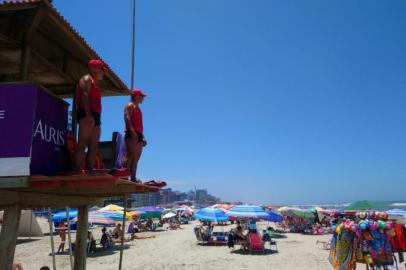 Previsão do tempo no RS: feriadão de Ano-Novo terá temperatura elevada no Estado. Em Capão da Canoa, veranistas aproveitam para se refrescar do calor na beira-mar.<!-- NICAID(14370348) -->