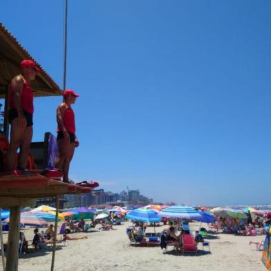 Previsão do tempo no RS: feriadão de Ano-Novo terá temperatura elevada no Estado. Em Capão da Canoa, veranistas aproveitam para se refrescar do calor na beira-mar.<!-- NICAID(14370348) -->