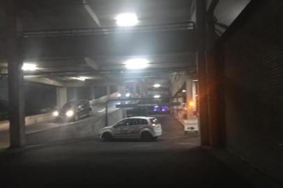  O homem suspeito de ter baleado outro após confusão em uma pista de kart no shopping Iguatemi, na zona norte de Porto Alegre, na noite de domingo (22), prometeu se entregar à 9º Delegacia de Polícia nesta segunda-feira (23). Segundo o delegado Alexandre Vieira, o atirador é um empresário de 27 anos, que não tem antecedente criminal. O homem possui porte de arma e atirou com uma pistola 380, segundo o policial. <!-- NICAID(14368194) -->