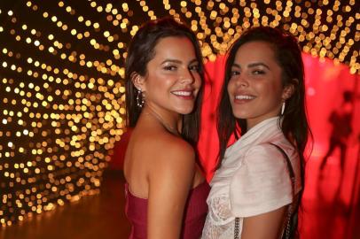 24/12/2019. Festa de Natal Christmas For Fun, organizada pela Business For Fun, na Casa NTX. Na foto, Emilly Araújo e Mayla Araújo.<!-- NICAID(14369476) -->