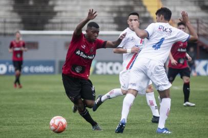  O Inter tem interesse em Vitinho, do Brasil-Pel. O atacante de 17 anos é considerado internamente a maior promessa atual da base Xavante e está pré-inscrito para disputar a Copa São Paulo de Futebol Júnior pelo clube. O time pelotense aguarda uma resposta colorada para encaminhar a negociação.