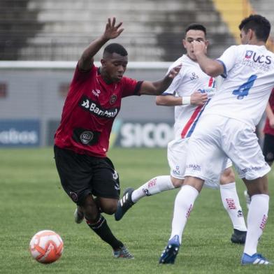  O Inter tem interesse em Vitinho, do Brasil-Pel. O atacante de 17 anos é considerado internamente a maior promessa atual da base Xavante e está pré-inscrito para disputar a Copa São Paulo de Futebol Júnior pelo clube. O time pelotense aguarda uma resposta colorada para encaminhar a negociação.