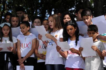  CAXIAS DO SUL, RS, BRASIL, 11/12/2019 - Escola Nova Esperança, no loteamento Vila Amélia, em Caxias do Sul, motiva alunos a cantar em francês para transmitir mensagem de paz. Projeto incluiu também a inscrição dos nomes de pessoas que os estudantes e a comunidade escolar amam num muro do ginásio. NA FOTO: as turmas 52A e 52B das professoras Liciane Troian e Merielen Camara cantando a canção francesa On Ecrit Sur Les Murs. (Marcelo Casagrande/Agência RBS)