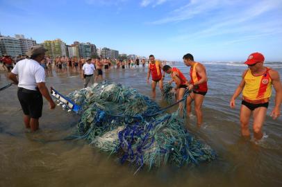  CAPÃO DA CANOA, RS, BRASIL - 26.12.2019 - Ambiental na cidade de Capão da Canoa, litoral norte gaúcho. Corpo de Bombeiros interditou a área entre as guaritas 80 e 81 para a prática de natação e esportes aquáticos, devido ao risco provocado por uma rede de pesca à deriva no mar. A área foi sinalizada com bandeiras pretas.(Foto: Tadeu Vilani/Agencia RBS)