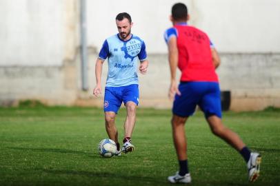  CAXIAS DO SUL, RS, BRASIL, 26/12/2019. Treino do Caxias, que está se preparando para o Gauchão 2010. Na foto, volante Juliano. (Porthus Junior/Agência RBS)Indexador: Porthus Junior                  