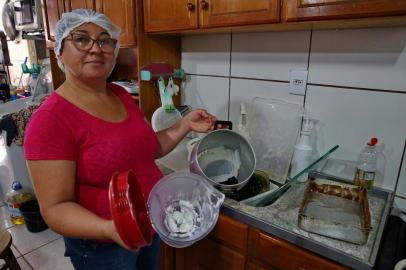  PORTO ALEGRE-RS- BRASIL- 24/12/2019- Jaqueline Viegas dos Passos, reclama da falta de água no Jardim Leopoldina. Desde outubro enfrentam este problema diariamente e suas dificuldades aumentam porque ela é confeiteira.    FOTO FERNANDO GOMES/ DIÁRIO GAÚCHO.