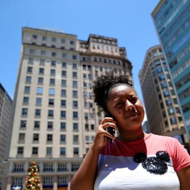  PORTO ALEGRE, RS, BRASIL, 20/12/2019- 17 celulares são levados por dia por criminosos em POA. Na foto- Francine Goulart. (FOTOGRAFO: FERNANDO GOMES / AGENCIA RBS)<!-- NICAID(14365929) -->