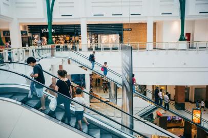  PORTO ALEGRE, RS, BRASIL, 20/12/2018 : Movimentação é intensa nos shoppings para compras de Natal (Omar Freitas/Agência RBS)<!-- NICAID(13885462) -->