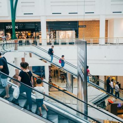  PORTO ALEGRE, RS, BRASIL, 20/12/2018 : Movimentação é intensa nos shoppings para compras de Natal (Omar Freitas/Agência RBS)<!-- NICAID(13885462) -->