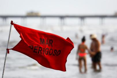  TRAMANDAÍ, RS, BRASIL - 26.12.2019 - Bandeira vermelha. Movimento de veranistas em dia de solforte e muito calor na praia de Tramandaí. (Foto: Mateus Bruxel/Agencia RBS)Indexador: Mateus Bruxel<!-- NICAID(14370963) -->