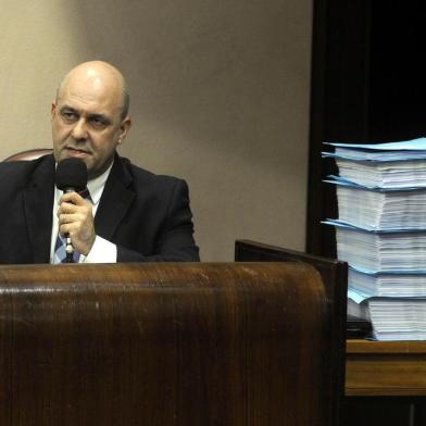  CAXIAS DO SUL, RS, BRASIL, 16/04/2018.  Sessão de julgamento do processo de impeachment do prefeito de Caxias do Sul, Daniel Guerra (PRB), na Câmara de Vereadores. NA FOTO:advogado Heron Fagundes. (Marcelo Casagrande/Agência RBS)