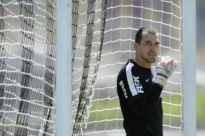 SP - FUTEBOL/CORINTHIANS/TREINO - ESPORTES - O goleiro Walter durante o treino do   Corinthians no CT Joaquim Grava, na zona   leste de São Paulo, nesta segunda-feira (21).   21/10/2013 - Foto: MAURO HORITA/AGIF/ESTADÃO CONTEÚDO