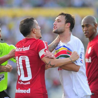 VERANÓPOLIS, RS, BRASIL, 07/04/2013. Veranópolis x Internacional, jogo válido pela 6ª rodada da taça Farroupilha, segundo turno do Campeonato Gaúcho (Gauchão 2013), realizado no estádio Antonio David Farina, em Veranópolis. Na foto árbitro  Fabrício Neves Correa, meia DAlessandro e Escobar. (Porthus Junior/Pioneiro)