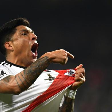  River Plate's Enzo Perez celebrate after winning the second leg match of the all-Argentine Copa Libertadores final against Boca Juniors, at the Santiago Bernabeu stadium in Madrid, on December 9, 2018. - River Plate came from behind to beat bitter Argentine rivals Boca Juniors 3-1 in extra time. (Photo by Gabriel BOUYS / AFP)Editoria: SPOLocal: MadridIndexador: GABRIEL BOUYSSecao: soccerFonte: AFPFotógrafo: STF