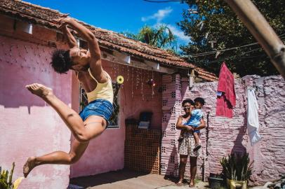  PORTO ALEGRE, RS, BRASIL, 27/12/2019: Marielly da Cruz, de 15 anos, expressou por meio da dança uma das necessidades de sua casa: um telhado que proteja sua família. Comovidas com a história da jovem, professoras e voluntárias organizaram uma campanha para a reforma do telhado da casa de Marielly, onde mora com sua mãe (Joana Darc Cruz), três irmãos e um sobrinho. Além da chuva que entra na casa através dos buracos nas telhas, a estrutura também está danificada.  (Foto: Omar Freitas / Agência RBS)Indexador: Omar Freitas