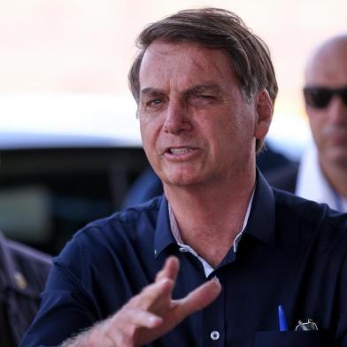 O presidente Jair Bolsonaro cumprimenta apoiadoresBRASÃLIA, DF, 27.12.2019 Â– JAIR-BOLSONARO-DF: O presidente Jair Bolsonaro cumprimenta apoiadores e fala com jornalistas do lado de fora do PalÃ¡cio da Alvorada, em BrasÃ­lia (DF), nesta sexta-feira (27). O presidente deve viajar logo mais para Salvador (BA), onde passarÃ¡ a virada de ano. (Foto: Pedro Ladeira/Folhapress)Local: BRASÃ?LIA ;DF ;BRASIL<!-- NICAID(14372316) -->