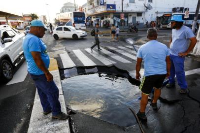  TRAMANDAÍ, RS, BRASIL, 27-12-2019: Rompimento de rede de água na avenida Fernandes Bastos causa transtornos no trânsito na região central de Tramandaí. (Foto: Mateus Bruxel / Agencia RBS)Indexador: Mateus Bruxel