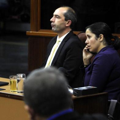  CAXIAS DO SUL, RS, BRASIL, 16/04/2018.  Sessão de julgamento do processo de impeachment do prefeito de Caxias do Sul, Daniel Guerra (PRB), na Câmara de Vereadores. NA FOTO: Rodrigo Beltrão e Denise Pessoa. (Marcelo Casagrande/Agência RBS)