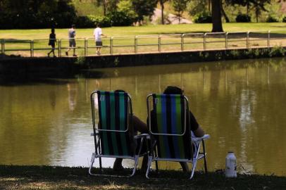  CAXIAS DO SUL, RS, BRASIL, 28/12/2019 - Mesmo com proibição, calor leva dezenas de banhistas a represas, como a do Complexo Dal Bó, em Caxias do Sul. (NA FOTO: funcionários do local impedem visitantes de entrar na água. Marcelo Casagrande/Agência RBS)