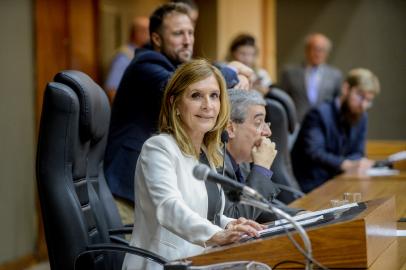 Movimentação de Plenário. Na foto, a Presidente Mônica Leal. 