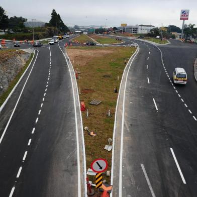  CAXIAS DO SUL, RS, BRASIL, 25/04/2019. Trânsito - Término das obras de reformulação do trevo no entroncamento da rua dos Limoeiros e rua Gregório Paniz com a rodovia RSC-453. Km 141 da RSC-453 (Rota do Sol), no trevo de acesso aos bairros Santa Fé, Vila Ipê e Belo Horizonte, junto ao posto Buffon (antigo Posto Sâo Luiz). (Porthus Junior/Pioneiro)