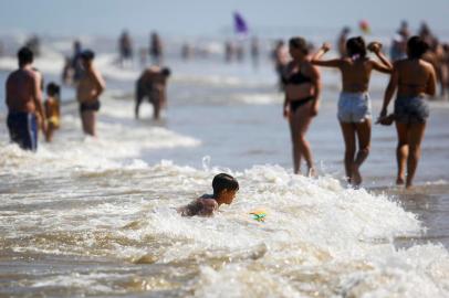  IMBÉ, RS, BRASIL, 29-12-2019: Veranistas lotam praia de Imbé em tarde de calor e sol forte. (Foto: Mateus Bruxel/Agência RBS)Indexador: Mateus Bruxel<!-- NICAID(14372944) -->