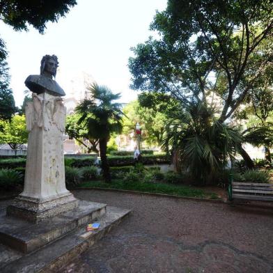  CAXIAS DO SUL, RS, BRASIL, 27/12/2019. Busto de Dante Alighieri na praça Dante Alighieri, no centro de Caxias do Sul. (Porthus Junior/Agência RBS)