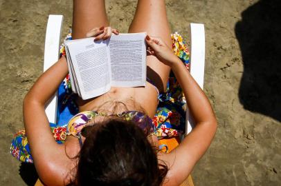  IMBE, RS, BRASIL, 29-12-2019: A estudante de medicina Vanessa Koetz, 27 anos, le na beira da praia de Imbe o livro Coma, de Robin Cook. (Foto: Mateus Bruxel / Agencia RBS)Indexador: Mateus Bruxel<!-- NICAID(14372971) -->