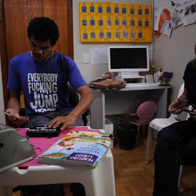  CAXIAS DO SUL, RS, BRASIL, 16/12/2019 - Instituto da Audivisão de Caxias do Sul (Inav) está introduzindo aos usuários uma novidade que conecta a leitura e escrita em braile às plataformas digitais (computador, celular). O aparelho Orbit 20, comprado por meio de um financiamento do Sicredi, foi estudado pelo ex-aluno e professor de informática Giovani França Pereira, 27 anos, que está ensinando professores e usuários a utilizarem a nova ferramenta. (Marcelo Casagrande/Agência RBS)