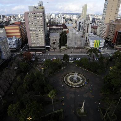  CAXIAS DO SUL, RS, BRASIL, 11/07/2018 - Edifício Caixa de Fósforo, cujo nome original é Condomínio Galeria Auto João Muratore, integra a reportagem especial sobre a comunidade Prédios de Caxias do Sul, que mapeia a história dos edifícios históricos de Caxias do Sul. Nas fotos, detalhes do prédio, terraço, o síndico Bryan Harms e a arquiteta Roberta Rech, que atuou nos trabalhos de restauração do prédio. Edifício foi entregue em 1962. (Marcelo Casagrande/Agência RBS)