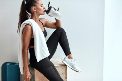 beautiful woman drinking some water from plastic bottle after fitnessPORTO ALEGRE, RS, BRASIL, Vida saudavel, academia, exercícios fisicos. (Foto:  alfa27 / stock.adobe.com)Fonte: 298711333<!-- NICAID(14329109) -->