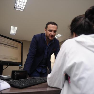  CAXIAS DO SUL, RS, BRASIL (11/12/2019)Projeto Crescer oferece oficinas e, em alguns casos, oportunidade de inserção no mercado de trabalho para adolescentes de casas-lares de Caxias do Sul. Case: Fernando Gonçalves dos Reis, diretor-executivo da Prolar e presidente da ADCE e adolescente de 14 anos. (Antonio Valiente/Agência RBS)